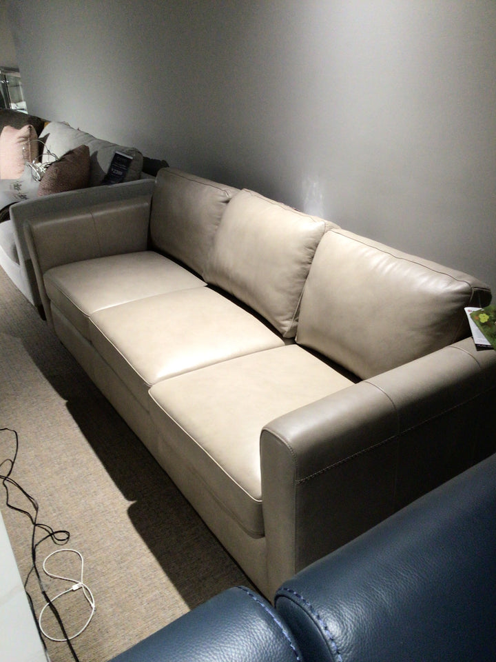 Leahyco Italia Waltz leather sofa