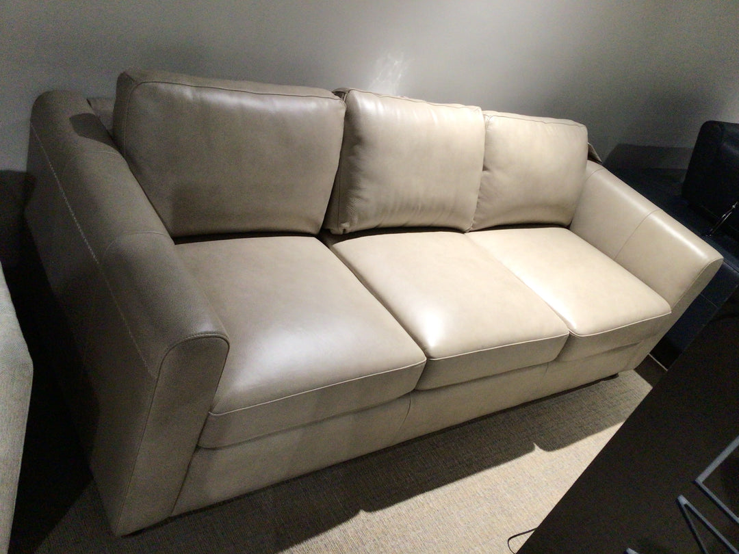 Leahyco Italia Waltz leather sofa